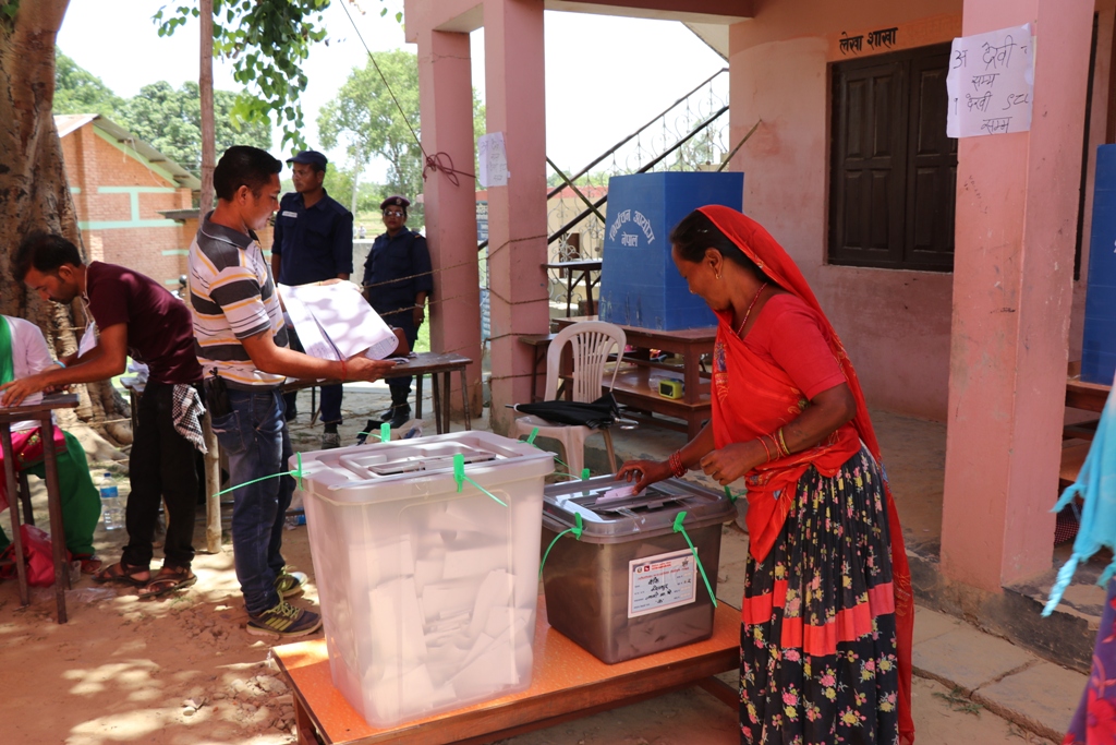 बाँकेमा ७१ प्रतिशत मतदान, मतपेटीका केन्द्रमा पुर्याईदै