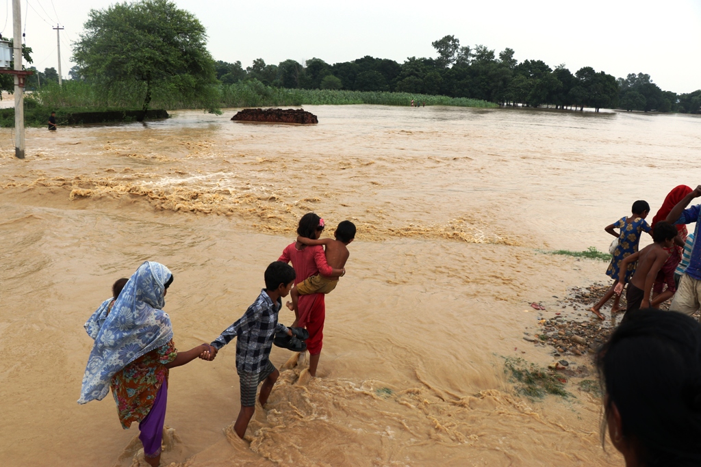 बाँकेमा बाढीले सयौ घर डुवानमा, बिहानैदेखि बाढीपीडित भोकभोकै बस्न बाध्य