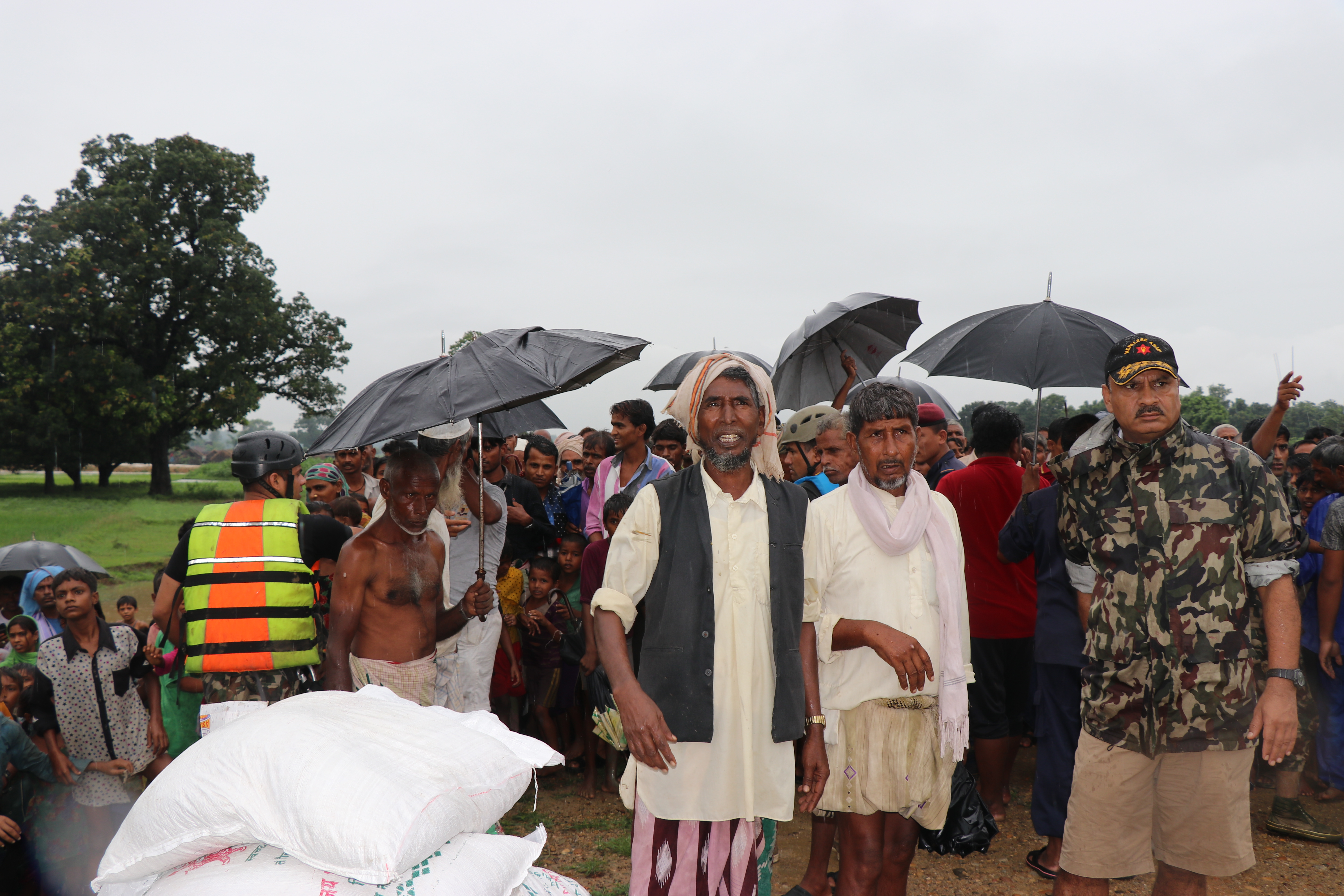 राहत पुग्न थाल्यो बाढीले डुबेको गाउमा