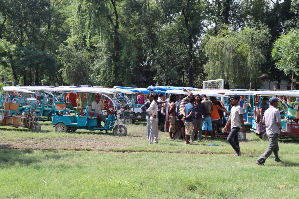 रातो नंबरका ईरिक्सा प्रहरीले नियन्त्रणमा लिएपछि चालक आन्दोलनमा