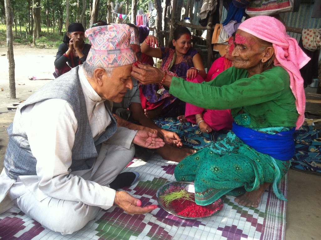 बाढी पीडितको हातबाट टिका थापेर दशैं मनाए कांग्रेस नेता सिग्देलले