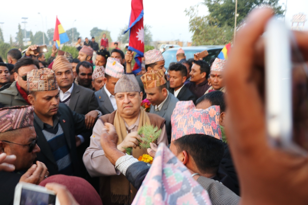 नेपालगन्ज एयरपोर्टमा पुर्व राजालाई यसरी गरीयो स्वागत