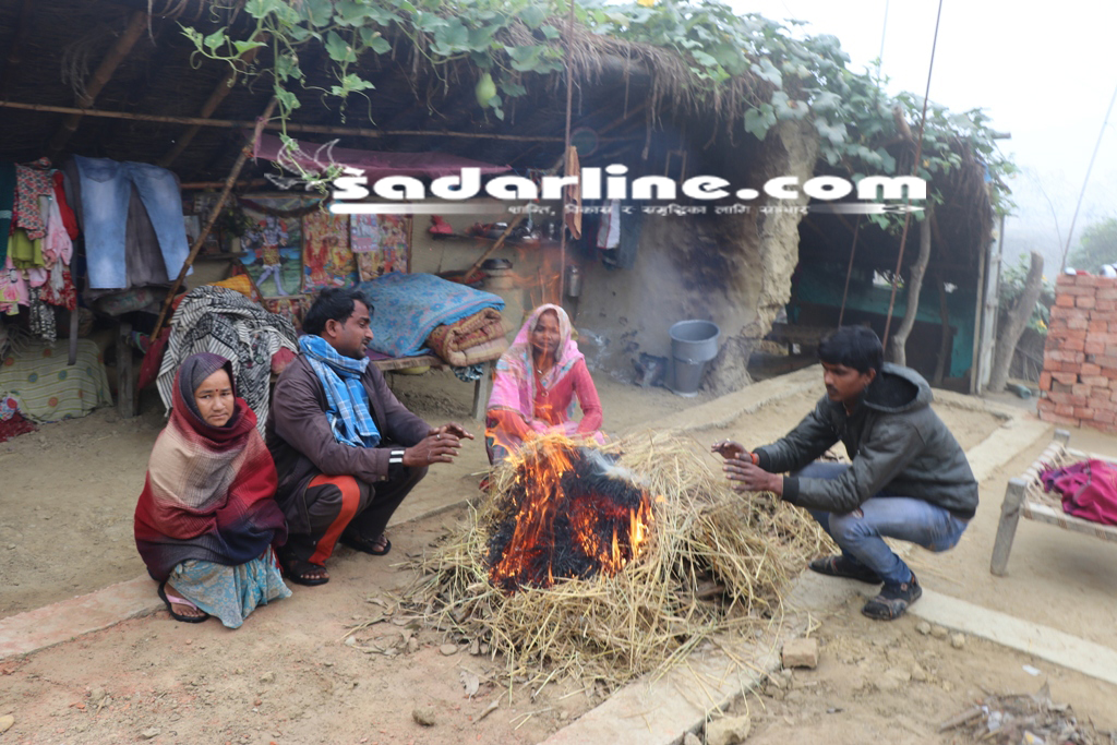 घर बनाउँन रोक्का हुँदा रैदास परिवारको चिसो रातमा खुला आकाशमुनि बास