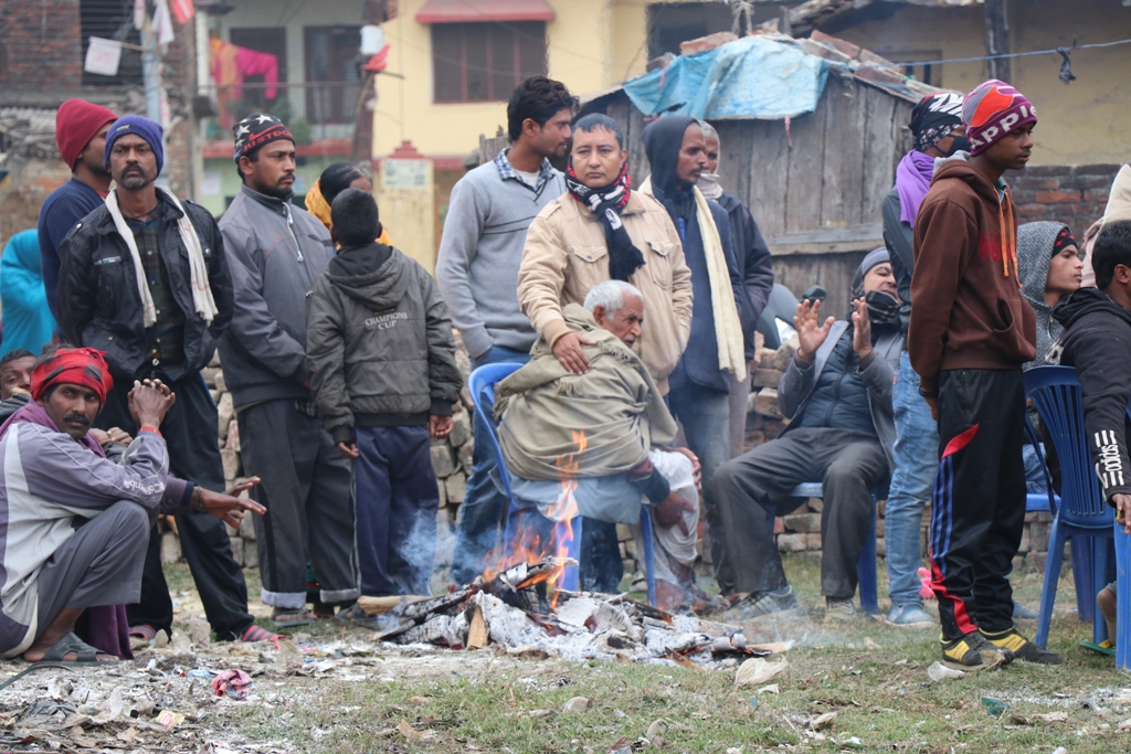 चिसो अप्रत्यासितरुपले बढेपछि नेपालगन्जका चोक–चोकमा आगो ताप्ने व्यवस्था