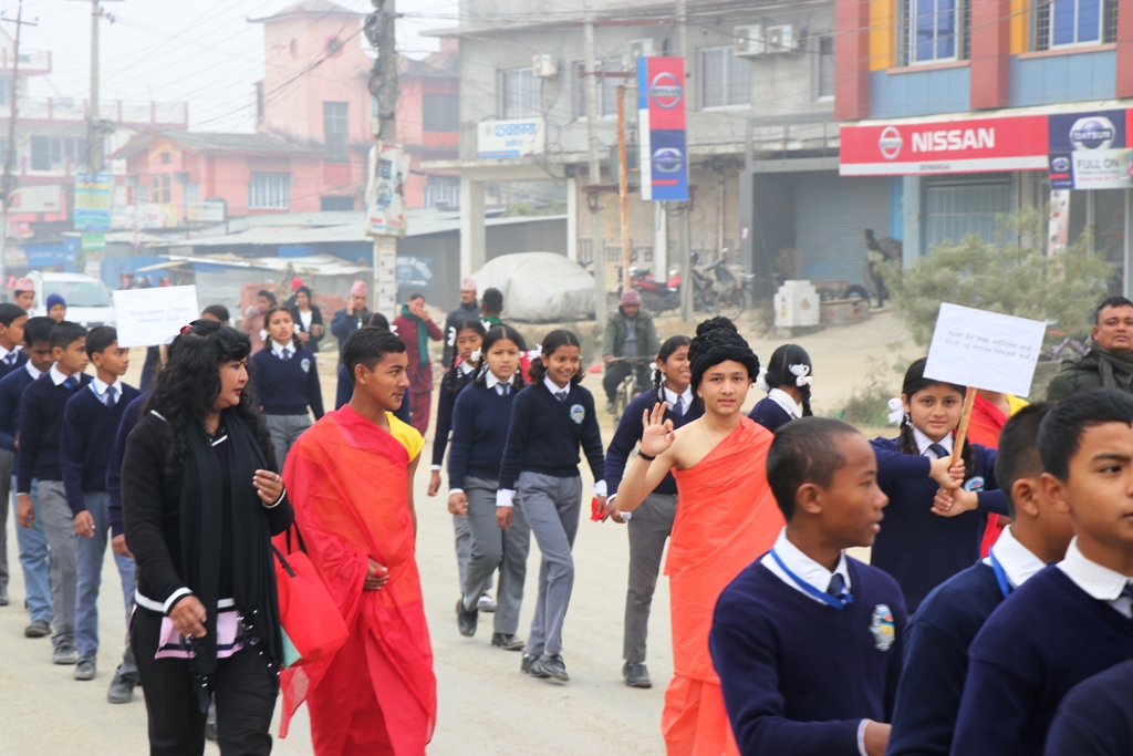 विद्यालय पोसाक मै रहेका विद्यार्थीलाई झाँकीमा प्रयोग