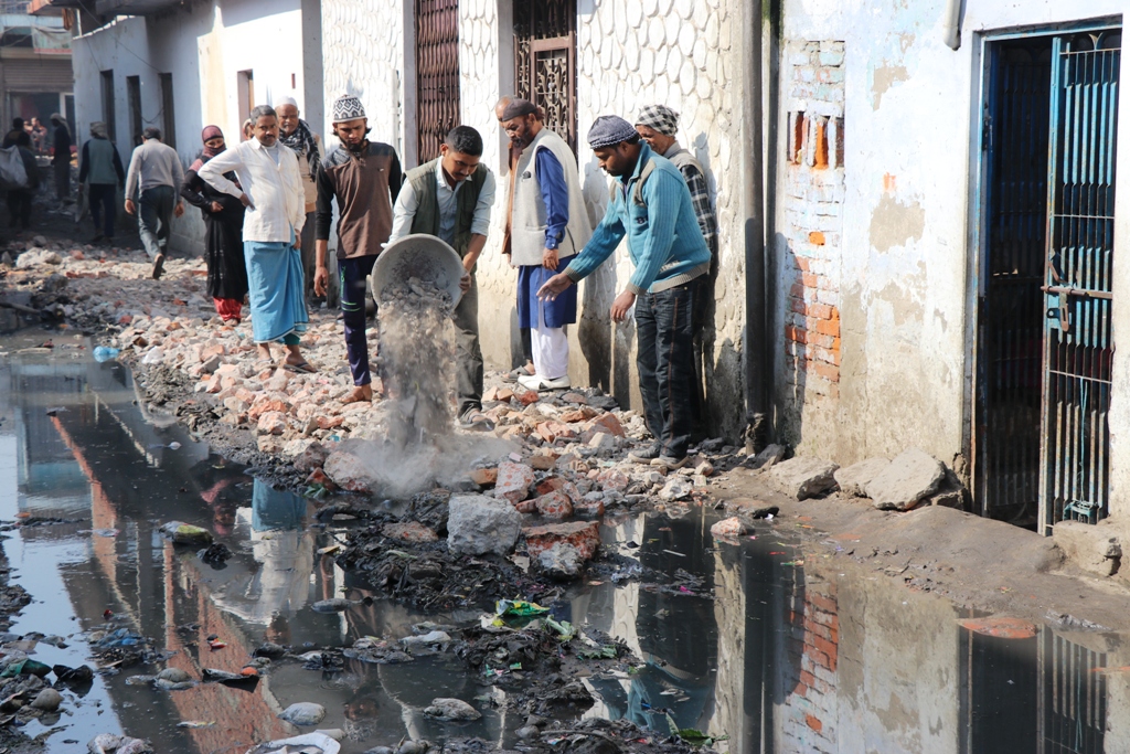 ढलको पानीले डुवानमा नेपालगन्जको कसगरटोल रमिते जनप्रतिनिधि