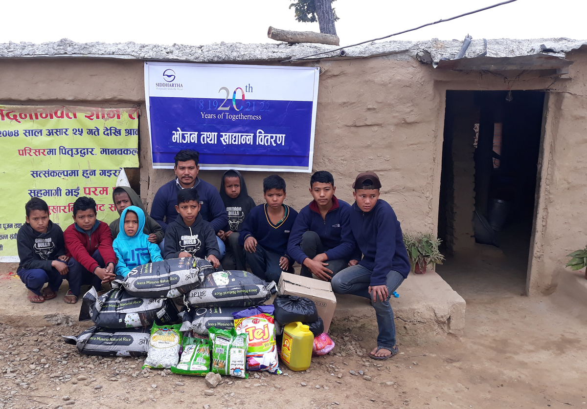 सिद्धार्थ बिजनेश गु्रपको दुई दशक पुरा गरेको अवसरमा रक्तदान, बिरामी र अनाथलाई आर्थिक सहयोग