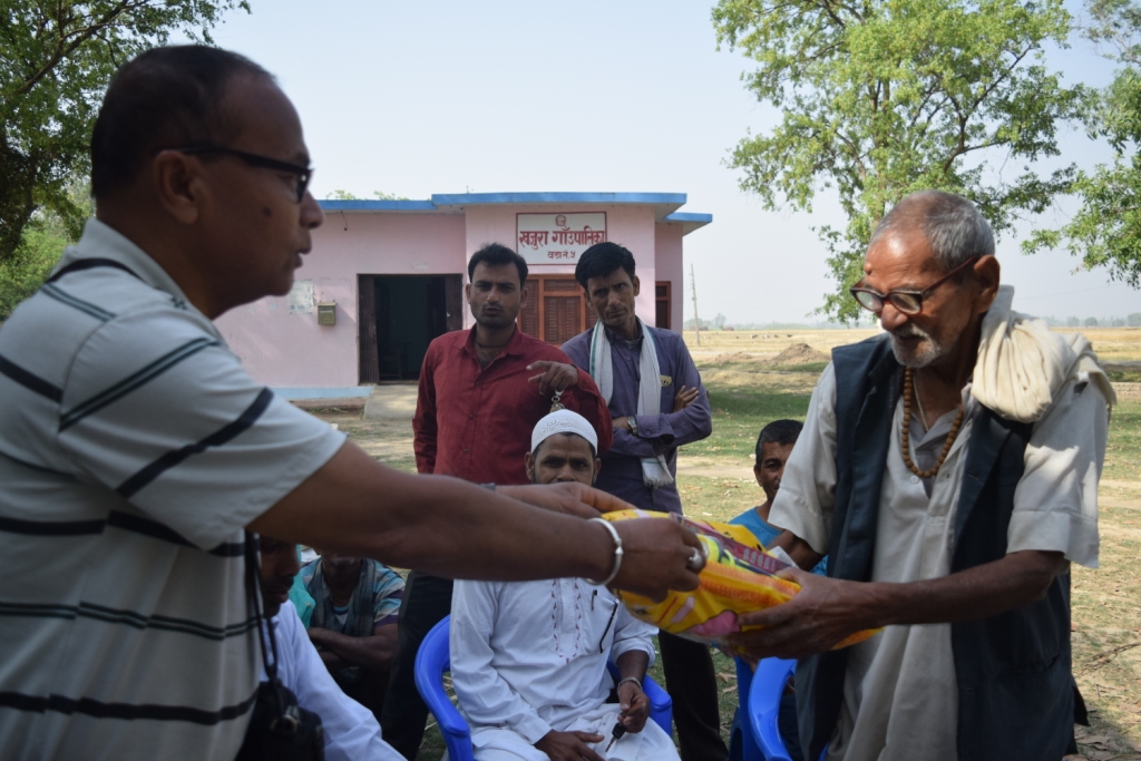 खजुराका ज्येष्ठ नागरिकलाई किटनाशक झुल र टर्चलाईट