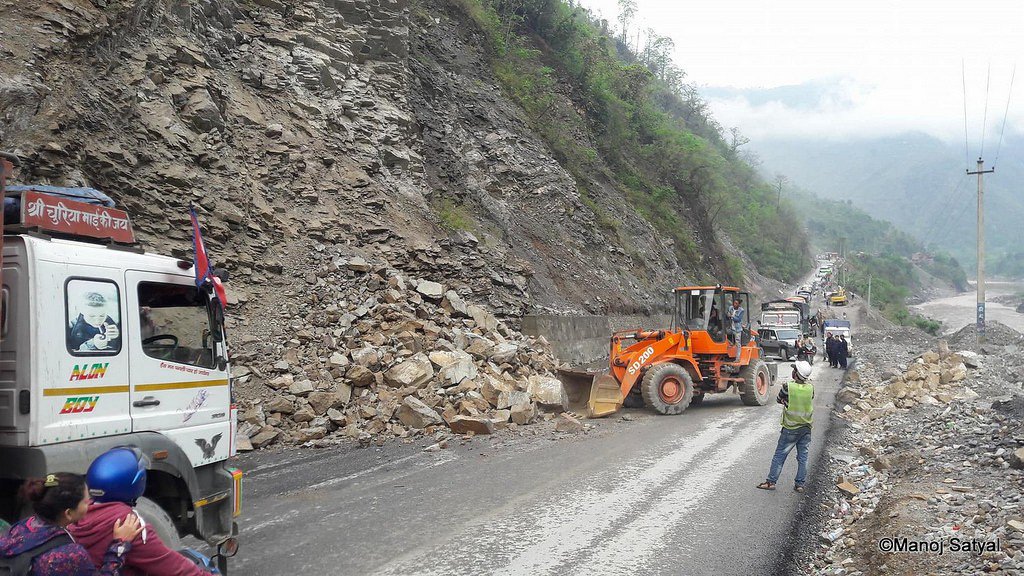 मुग्लिङ- नारायणगढ सडकमा सात ठाउँ पहिरो, सवारी आवागमन प्रभावित