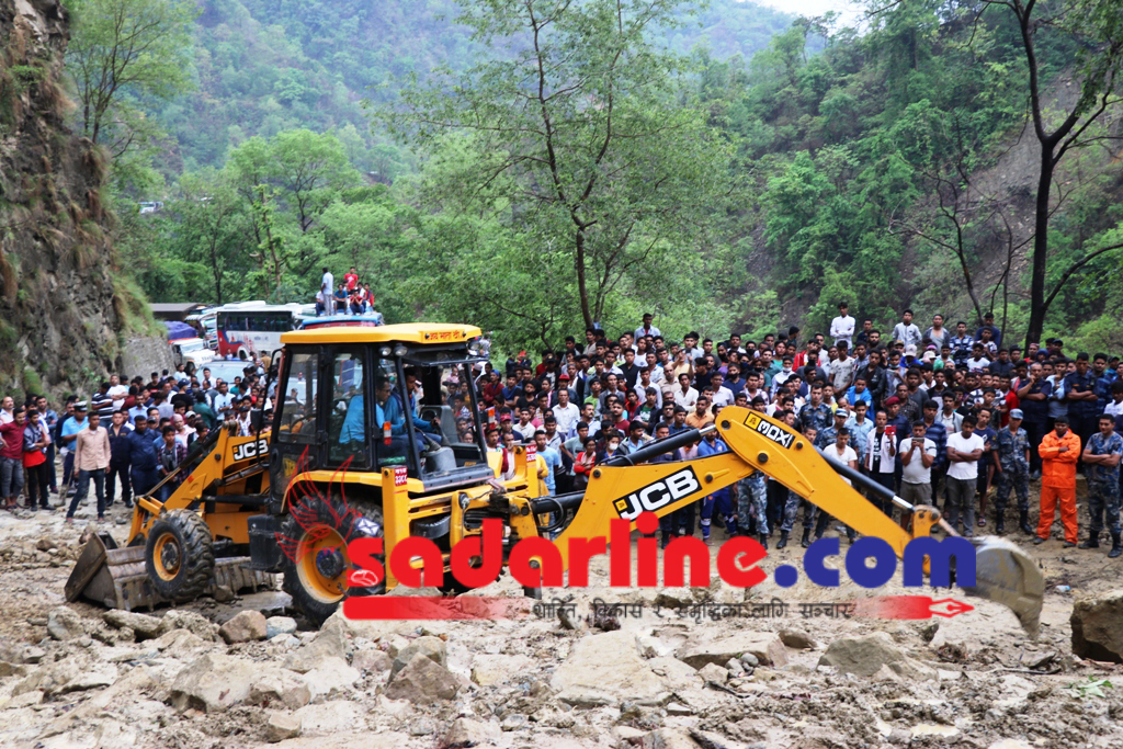 पूर्वपश्चिम राजमार्गको चोरखोला नजिक पहिरोजाँदा ८ घण्टा बाटो अवरुद्ध (फोटो फीचर)