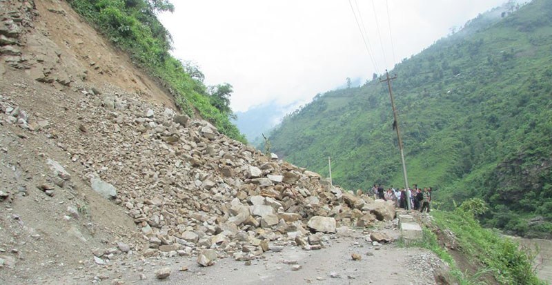 पहिरो कारण कर्णाली राजमार्ग अवरुद्ध, यात्रु अलपत्र