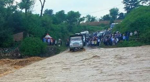 दाङका खोलाहरुमा बाढी आउँदा यातायात प्रभावित