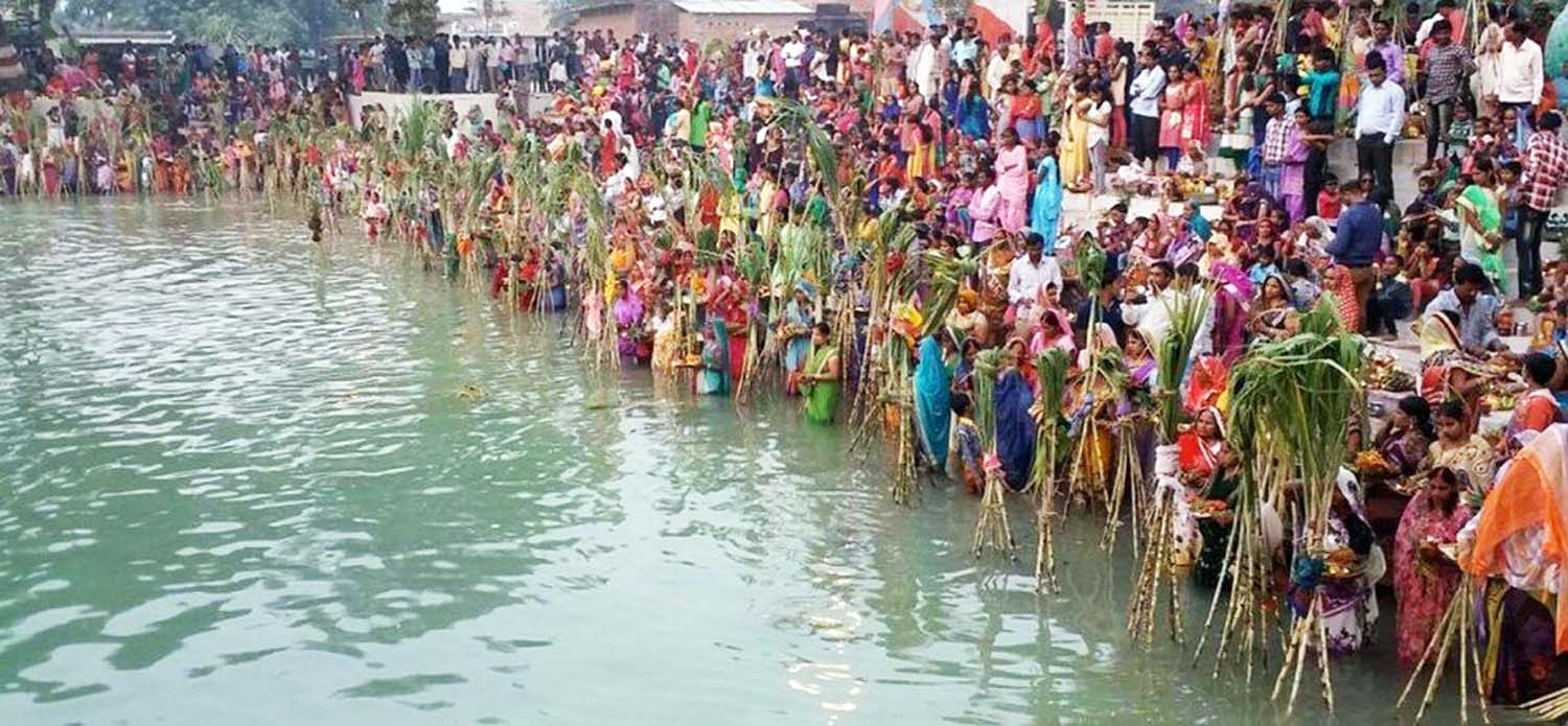 छठ पर्वअन्तर्गत बुधवार अस्ताउँदो सूर्यलाई अर्घ्य दिईंदै