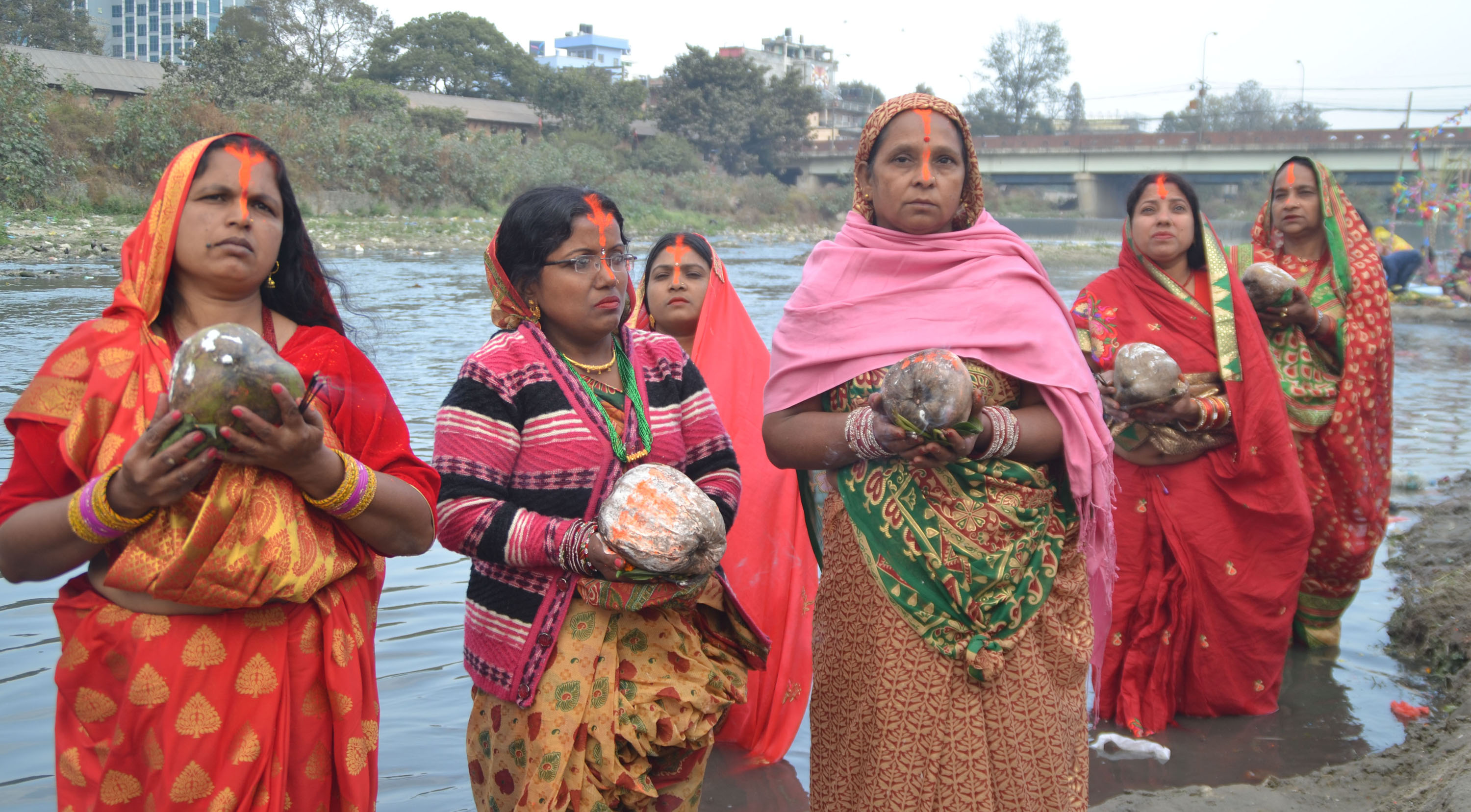 उदाउँदो सूर्यलाई अर्घ्य दिएपछि छठ समापन