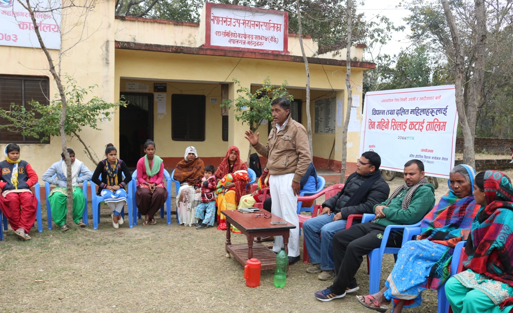 महिलालाई आत्मनिर्भर बनाउन तालिम दिँदै