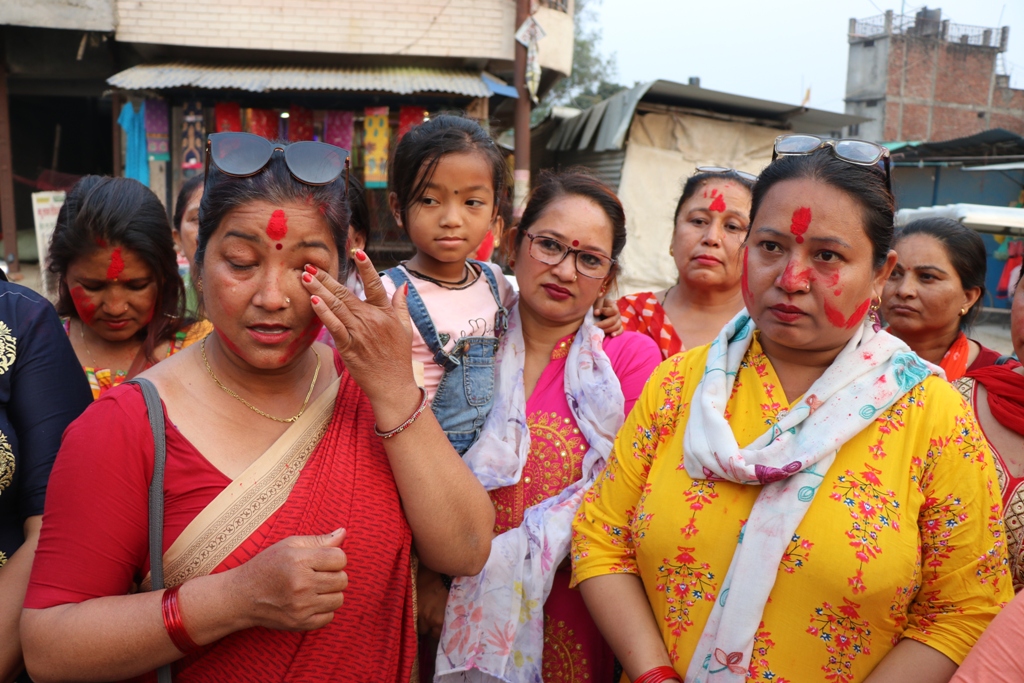 द्वन्द्वमा ज्यान गुमाएका सुरक्षाकर्मीलाई शहिद घोषणापछि आफन्तले गरे दिप प्रज्ज्वलन