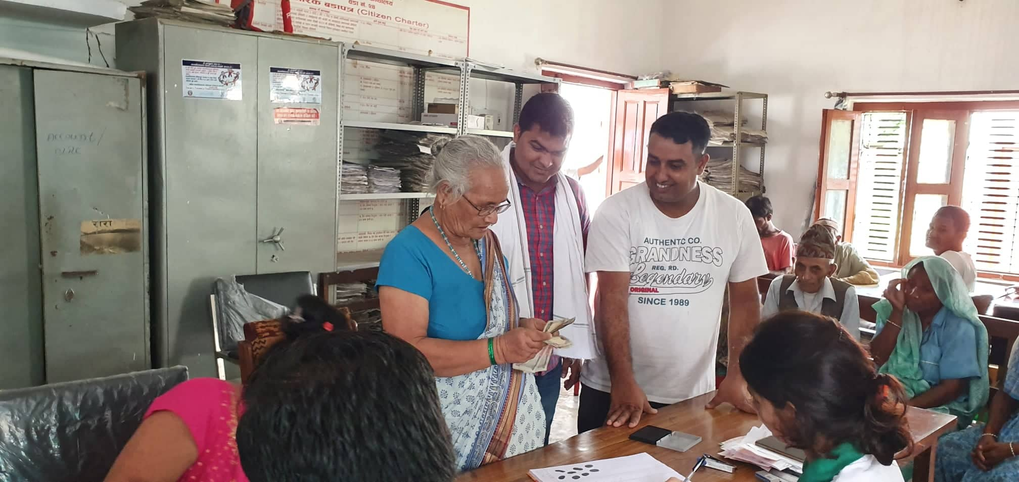 नेपालगञ्जको वडा नम्बर १८ ले दियो हातमै सामाजिक सुरक्षा भत्ता