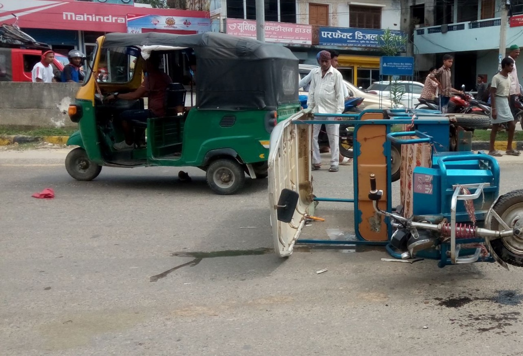 रिक्सा र बाईक ठोक्किँदा दुई जना घाईते