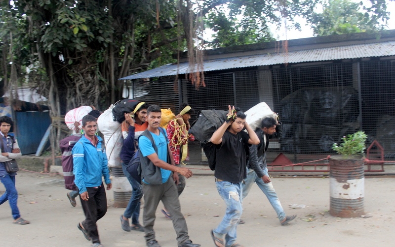 चाडपर्वसँगै स्वदेश फर्किंदै नेपाली