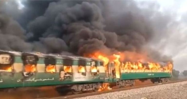 पाकिस्तानी रेलमा आगलागी हुँदा ६५ जनाको मृत्यु