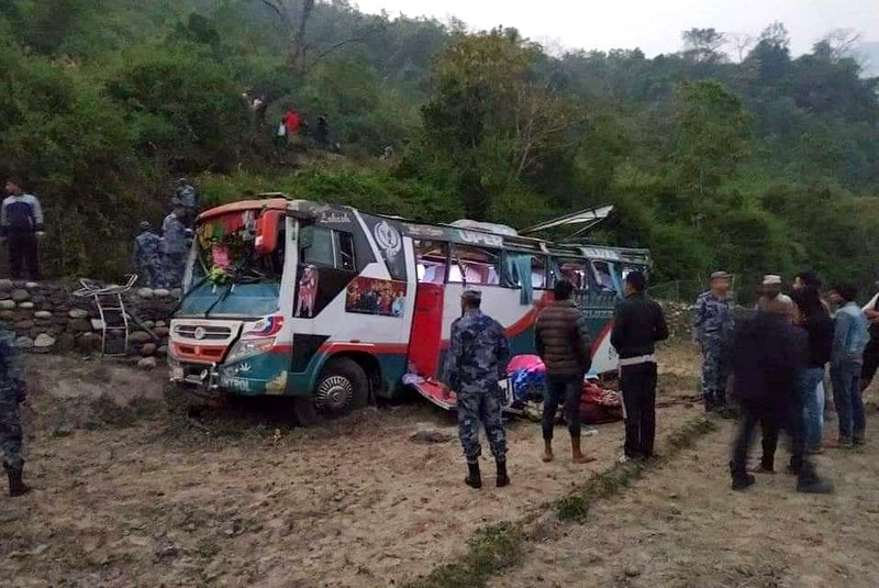 डोटीमा बस दुर्घटना हुँदा एकको मृत्यु, ३३ घाइते