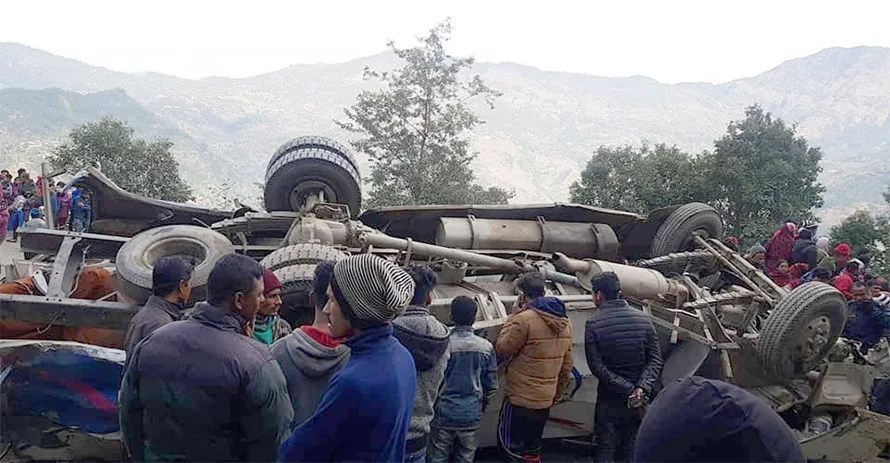 बस दुर्घटनामा परी चौधको मृत्यु, बीस घाइते