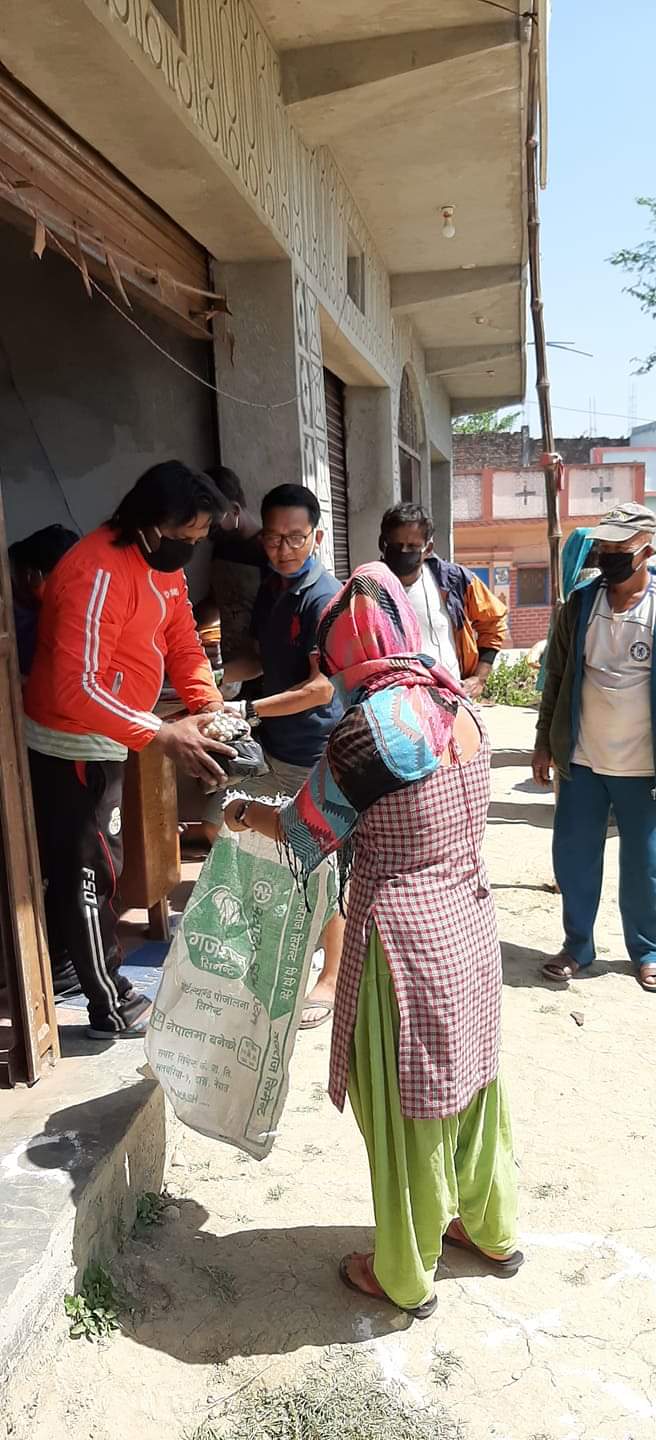 एकता युवाक्लव पुरैनाद्वारा राहत बितरण