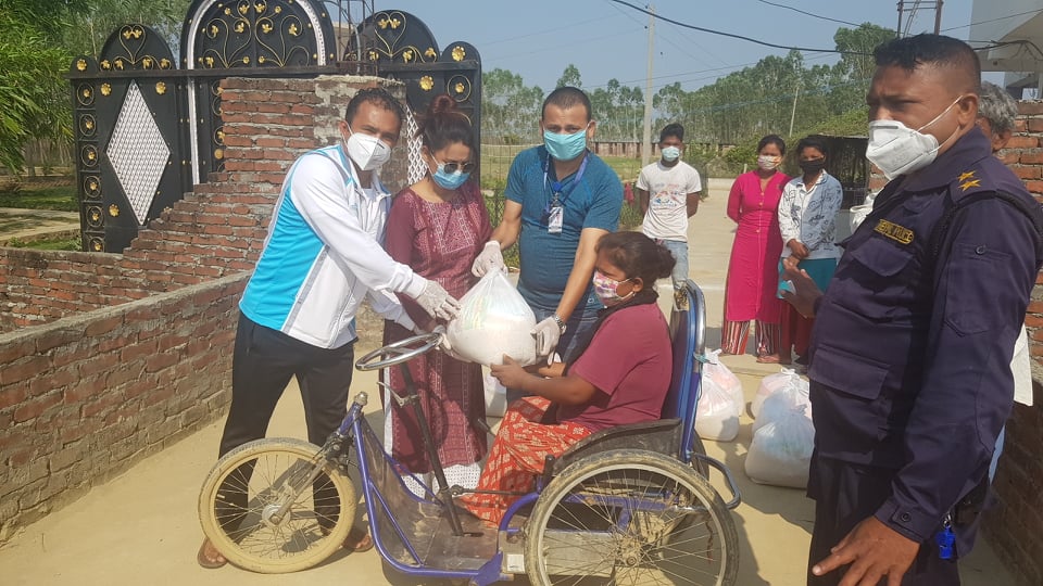 एचसिआरसी अस्पतालका संस्थापक डा. शाहद्वारा ५० परिवारलाई राहत