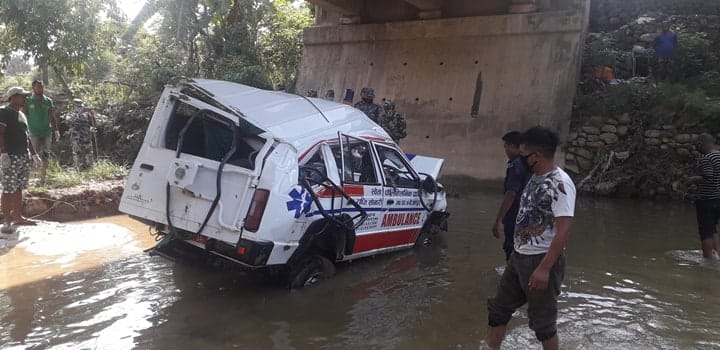 खोलामा एम्बुलेन्स खस्दा ६ जना घाइते