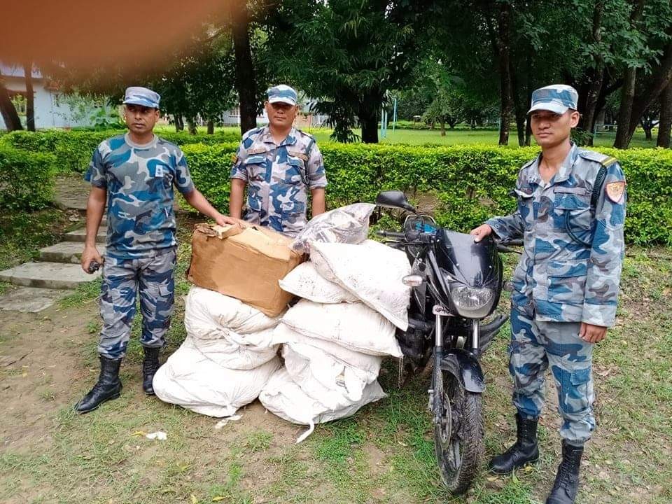 अवैध सुर्तीसहित मोटरसाइकल पक्राउ