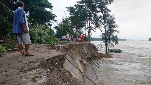 नदीको तटबन्ध भत्किँदा ३ हजार परिवार जोखिममा