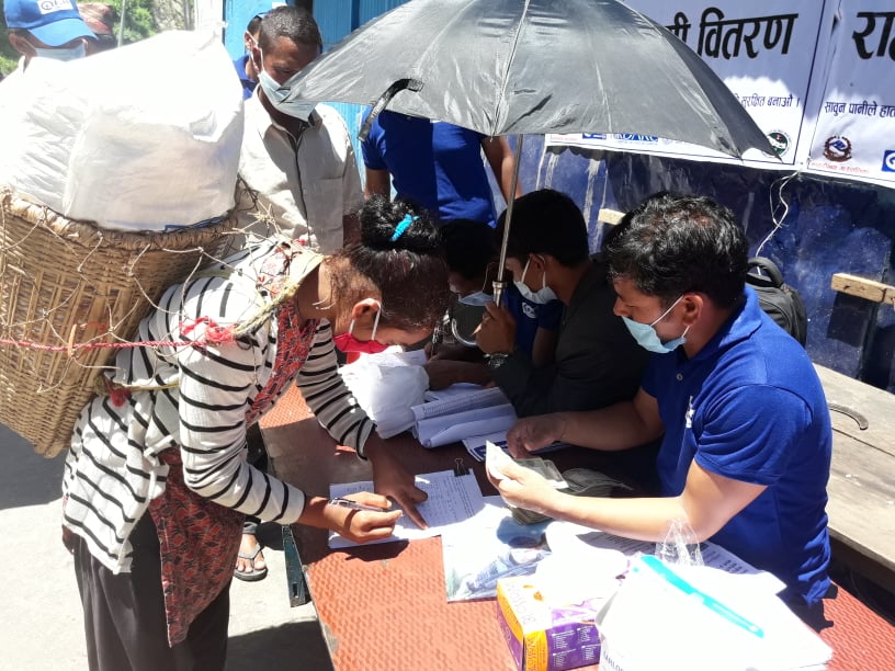 कालिकोटका पहिरो प्रभावितका लागि राहत बितरण