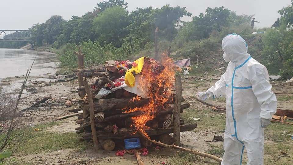 कोरोनाबाट मृत्यु भएका घलेको अन्त्येष्टी