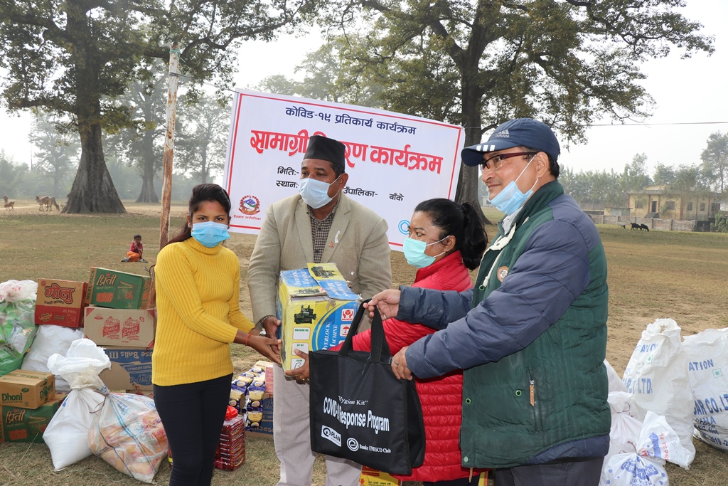 बैजनाथका विपन्न ६० घरपरिवारलाई आयआर्जन सामाग्री बितरण