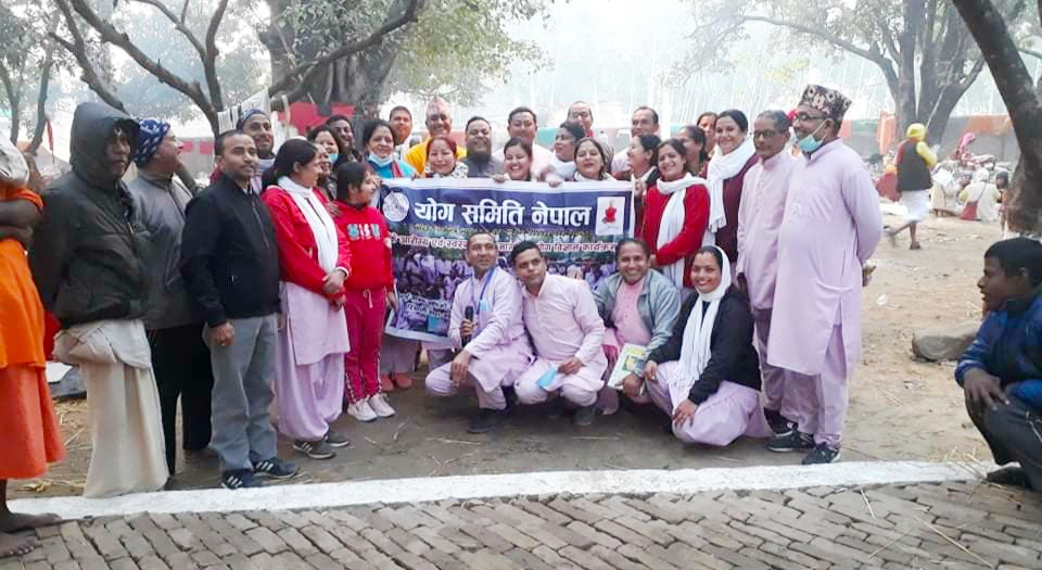 योग समितिद्वारा हडिया बाबा मन्दिरमा फलफुल बितरण