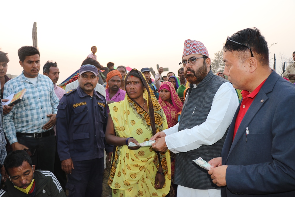 नरैनपुरका आगलागी पीडितलाई तत्कालै सरकारी राहत