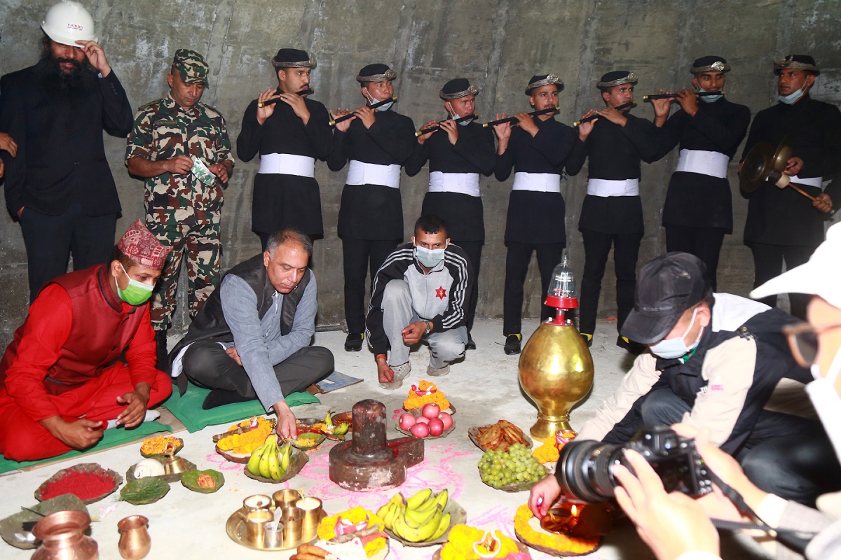 २२ तले धरहरामा गजुर र शिवलिङ्ग राखियो