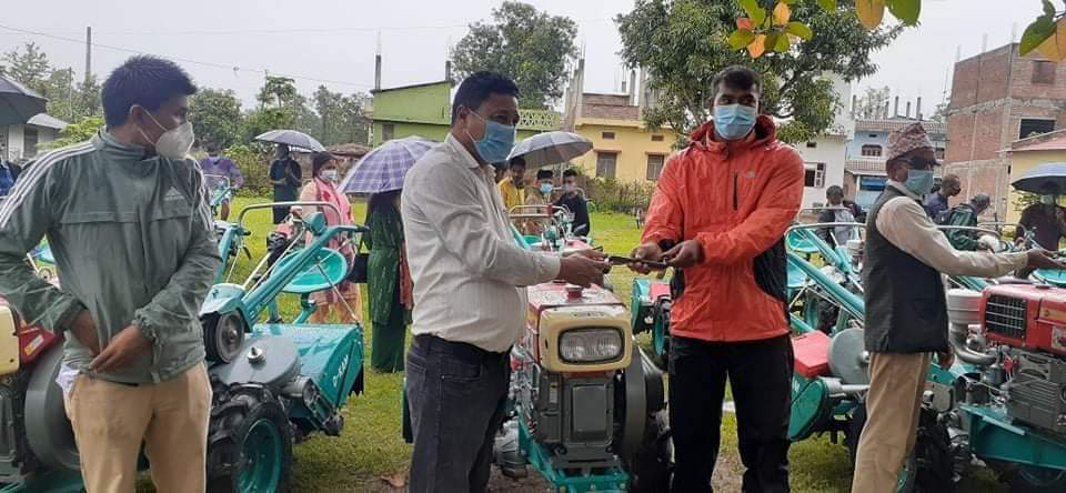 ठाकुरद्वारामा कृषकलाई अनुदानमा कृषि यन्त्र वितरण