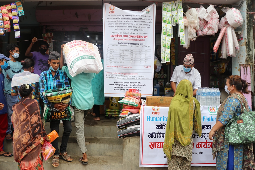 बिपन्न दलित र शारिरिक अशक्तलाई बी–ग्रुपको खाद्यान्न सहयोग