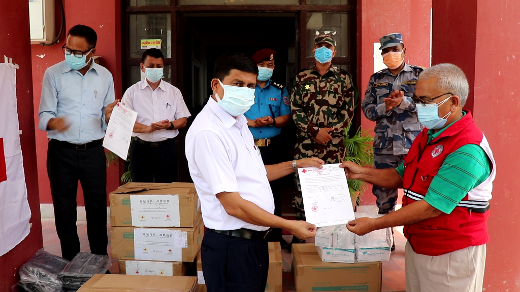 कोरोनामा अग्रपङ्तीमा खटेर कामगर्ने स्वास्थ्यकर्मी र सुरक्षाकर्मीलाई रेडक्रसको स्वास्थ्य सामाग्री