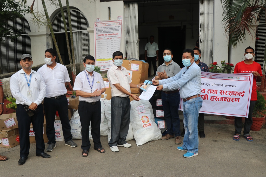 कोरोनाको संभावित तेस्रो लहरको तयारीका लागिबि–ग्रुपले  दियो स्वास्थ्य सामाग्री