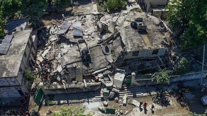 हैटीमा भूकम्प जाँदा तीन सय जनाको मृत्यु