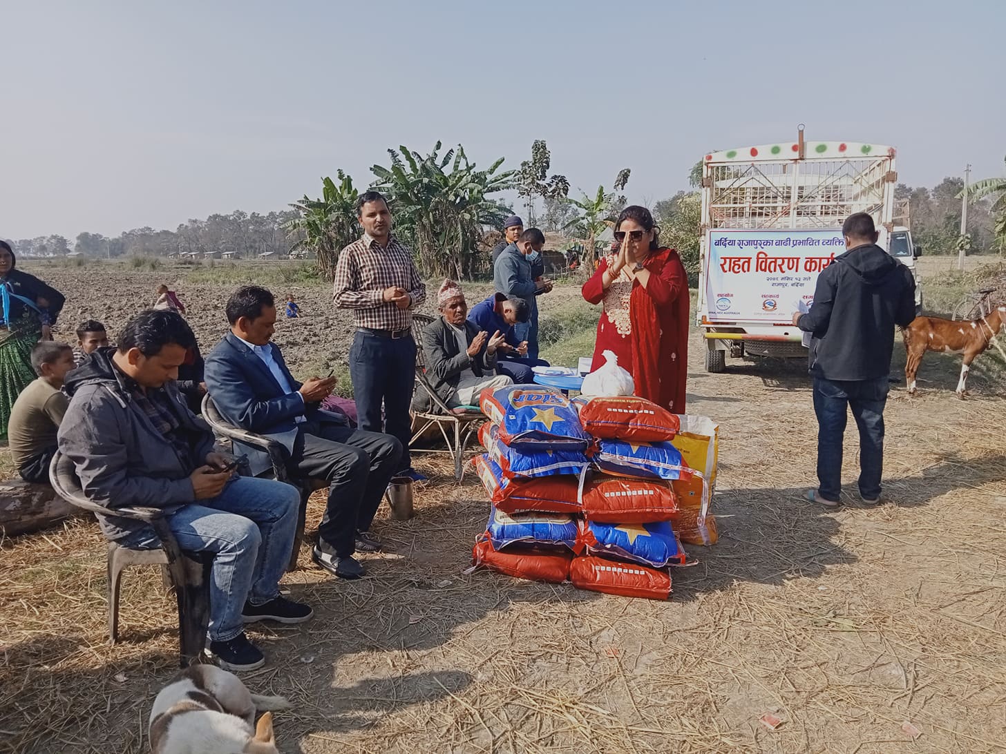 बर्दिया राजापुरका बाढी प्रभावितलाई राहत वितरण