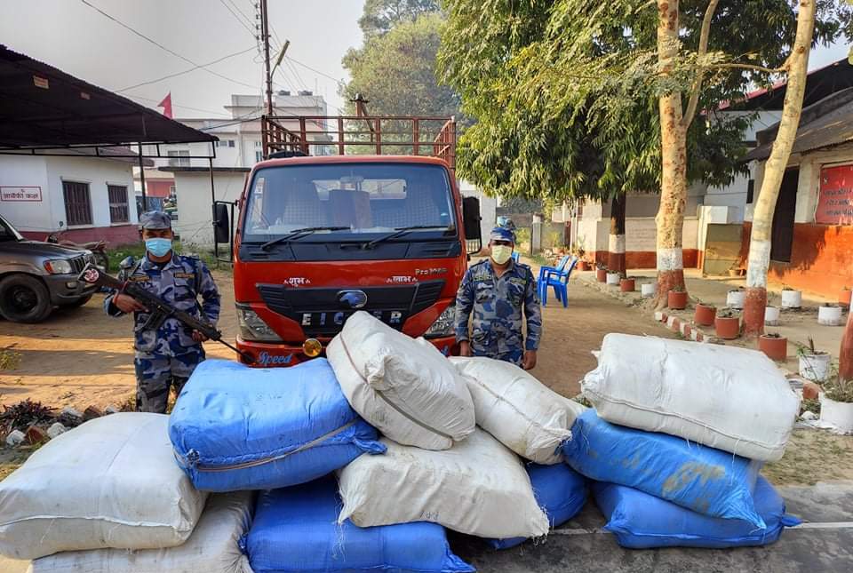 सशस्त्र प्रहरीद्वारा ठुलो परिमाणको अवैध सामान बरामद