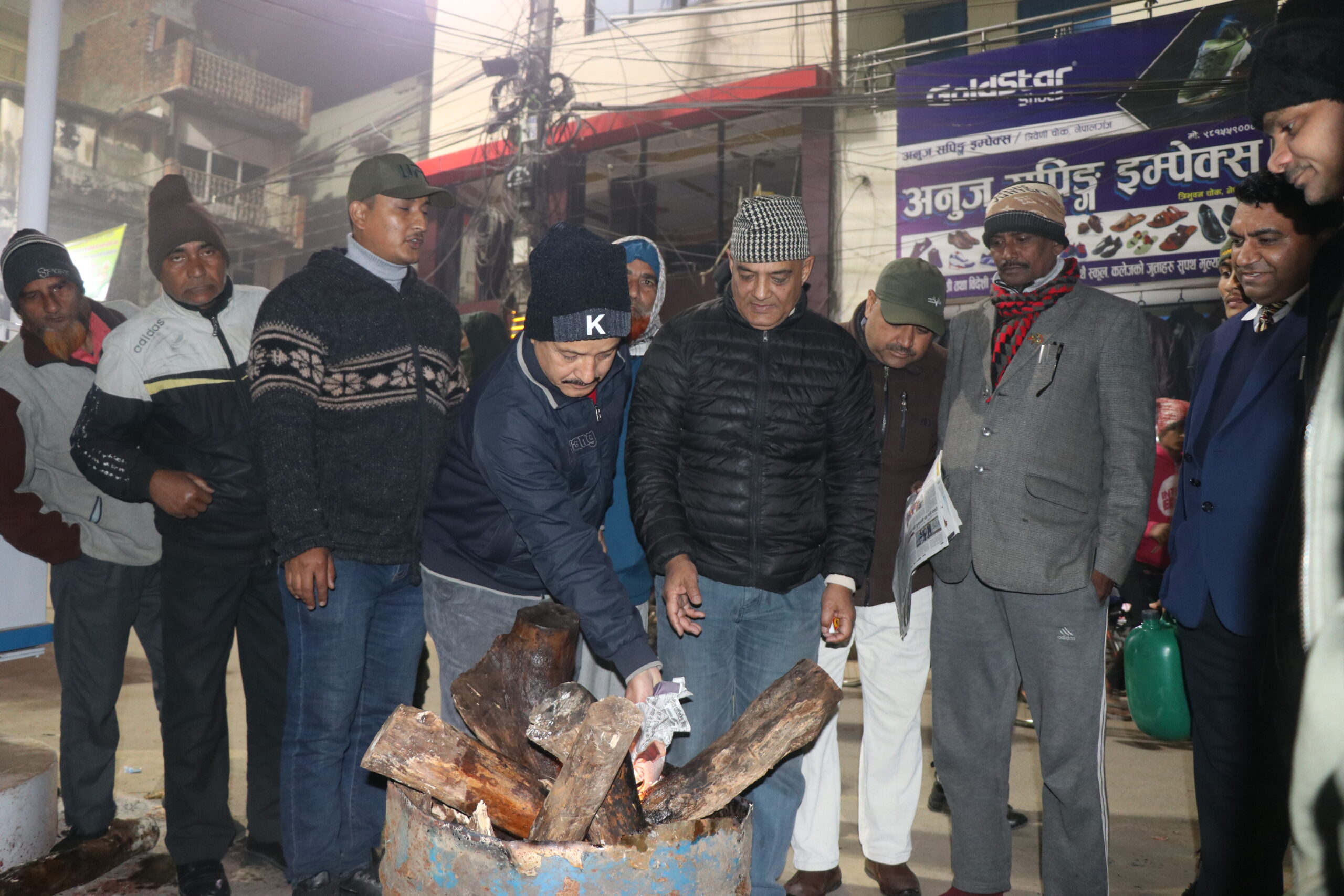 चिसो बढेपछि नेपालगञ्जका सार्वजनिक स्थानमा उपमहानगरद्वारा आगो ताप्ने व्यवस्था