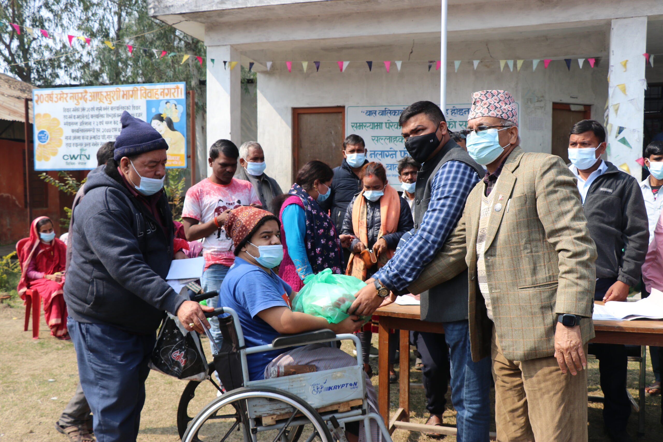 वडा नं १८ द्वारा जेष्ठ नागरिकलाई कम्बल बितरण