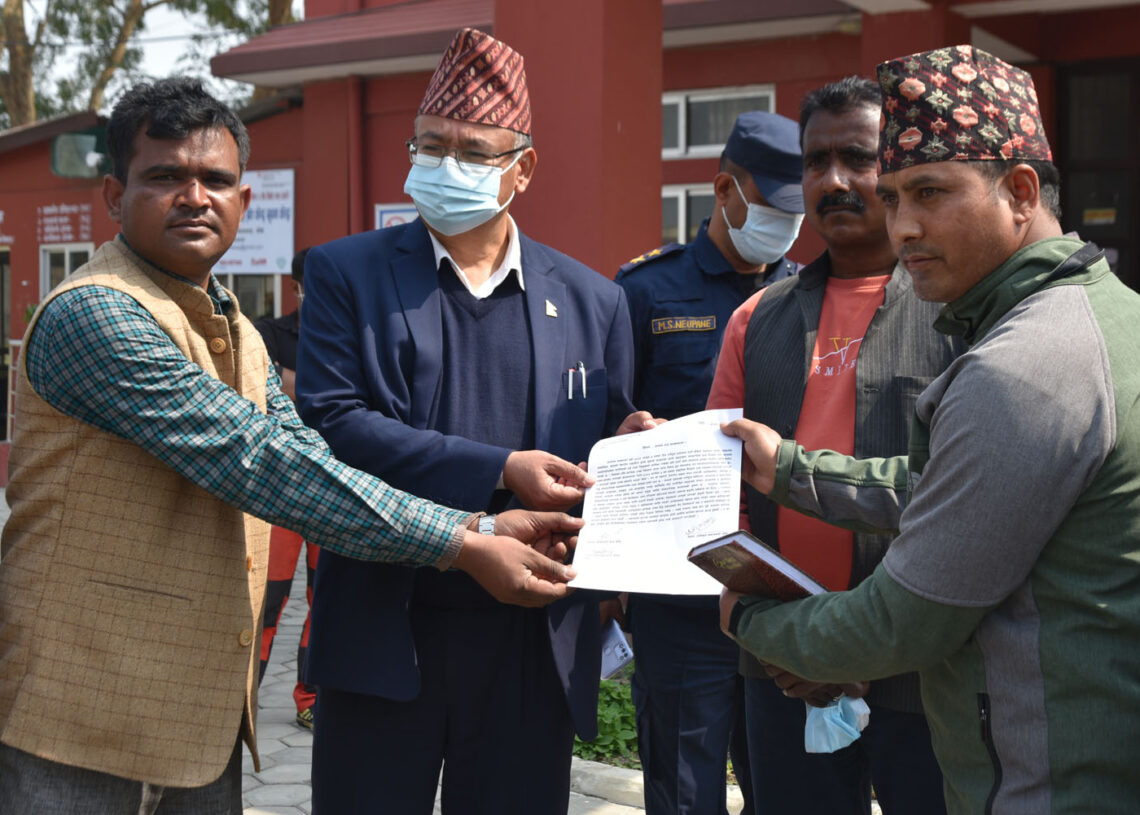 त्रिभुवनको शालीक राखिएकोप्रती सत्तागठबन्धनले गम्भीर आपती जनाउँदै प्रशासनलाई ज्ञापनपत्र