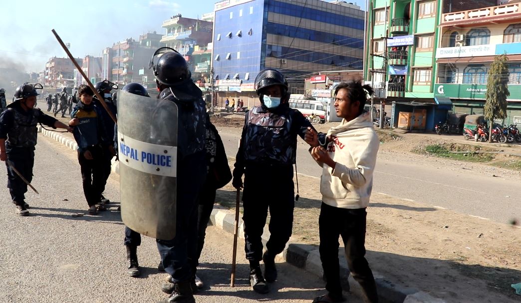 सुर्खेतमा २३ प्रदर्शनकारी पक्राउ, सात प्रहरी घाईते