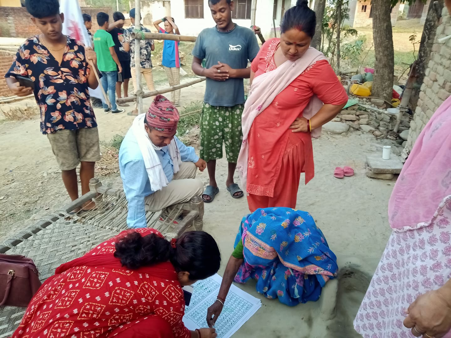 नेपालगञ्ज–१२ मा मतदाता शिक्षाको लागि नमूना मतपत्र बोकेर घरघर पुग्दै एमाले उम्मेदवार