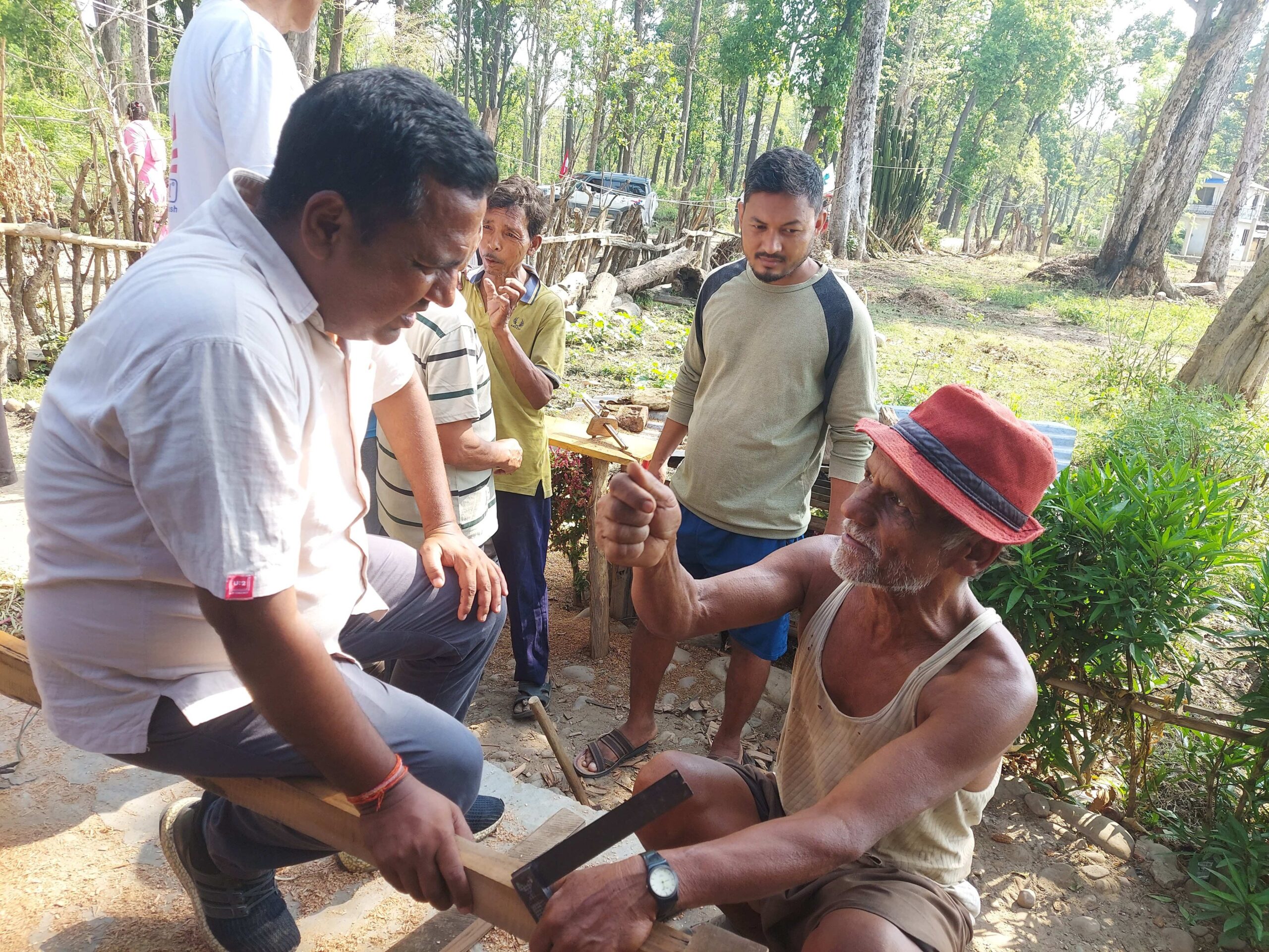 मतदाताको गुनासो सुन्दै काँग्रेस उम्मेदवार पौडेल